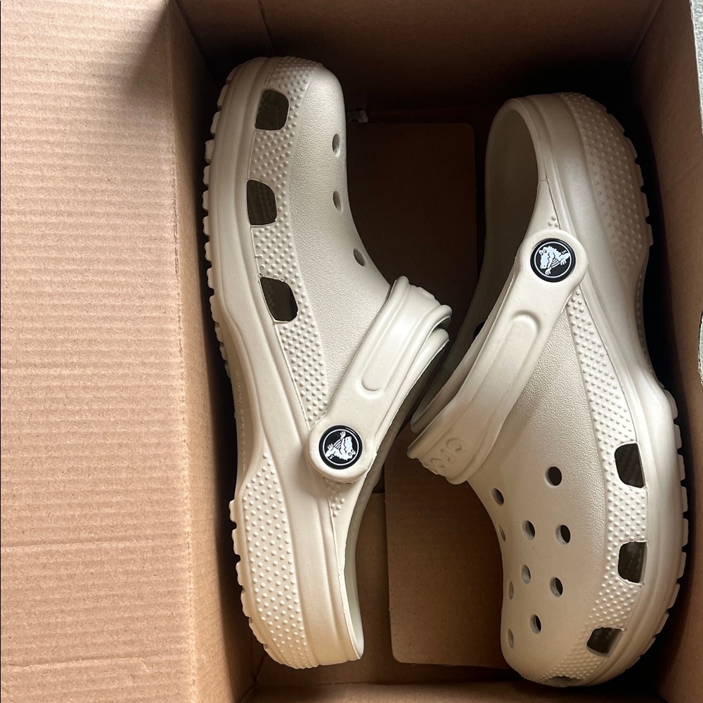 NEW NEVER WORN CROCS Women's Classic in Bone